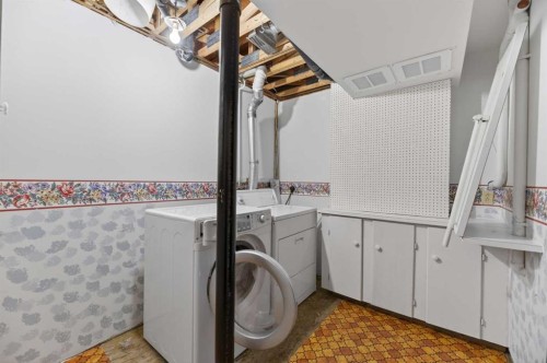 11 Westhill Crescent, Didsbury, AB - Indoor Photo Showing Laundry Room