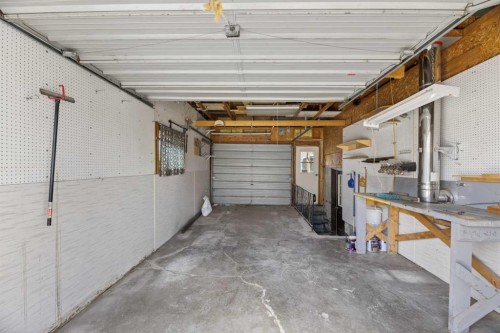 11 Westhill Crescent, Didsbury, AB - Indoor Photo Showing Garage