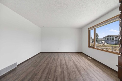 11 Westhill Crescent, Didsbury, AB - Indoor Photo Showing Other Room