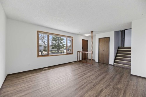 11 Westhill Crescent, Didsbury, AB - Indoor Photo Showing Living Room