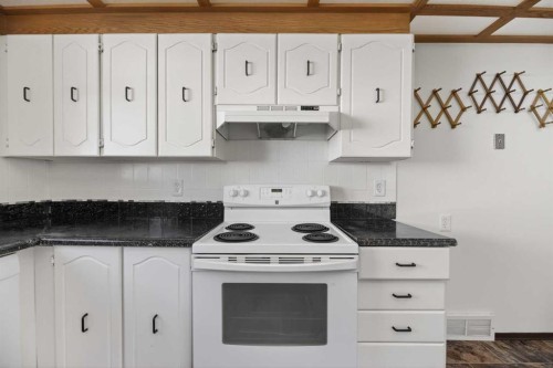 11 Westhill Crescent, Didsbury, AB - Indoor Photo Showing Kitchen