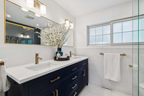 175 Havenhurst Crescent Sw, Calgary, AB - Indoor Photo Showing Bathroom