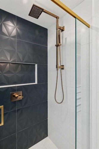 175 Havenhurst Crescent Sw, Calgary, AB - Indoor Photo Showing Bathroom