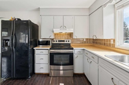 214 Springwood Place Sw, Calgary, AB - Indoor Photo Showing Kitchen