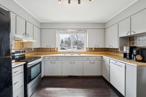214 Springwood Place Sw, Calgary, AB - Indoor Photo Showing Kitchen