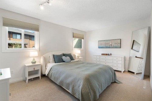 18 Glamis Gardens Sw, Calgary, AB - Indoor Photo Showing Bedroom