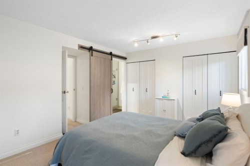 18 Glamis Gardens Sw, Calgary, AB - Indoor Photo Showing Bedroom