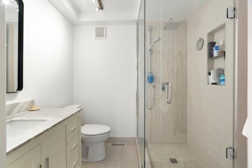 18 Glamis Gardens Sw, Calgary, AB - Indoor Photo Showing Bathroom