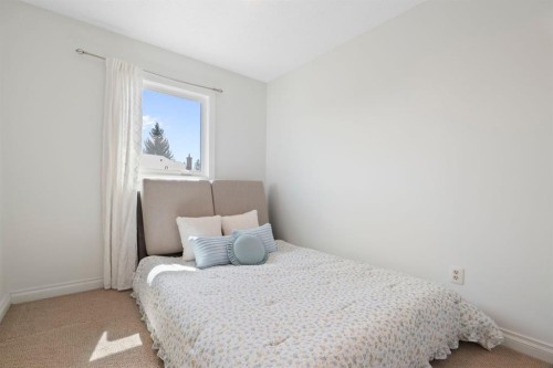 18 Glamis Gardens Sw, Calgary, AB - Indoor Photo Showing Bedroom