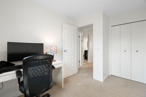 18 Glamis Gardens Sw, Calgary, AB - Indoor Photo Showing Office