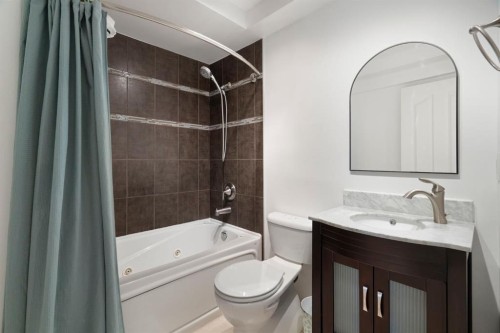 18 Glamis Gardens Sw, Calgary, AB - Indoor Photo Showing Bathroom