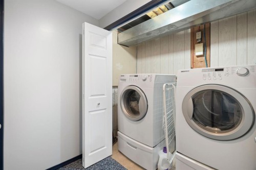 18 Glamis Gardens Sw, Calgary, AB - Indoor Photo Showing Laundry Room