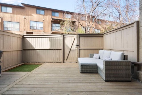 18 Glamis Gardens Sw, Calgary, AB - Outdoor With Exterior