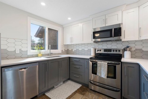18 Glamis Gardens Sw, Calgary, AB - Indoor Photo Showing Kitchen With Stainless Steel Kitchen With Upgraded Kitchen