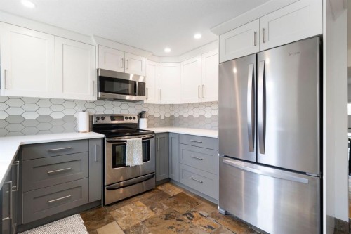 18 Glamis Gardens Sw, Calgary, AB - Indoor Photo Showing Kitchen With Stainless Steel Kitchen With Upgraded Kitchen