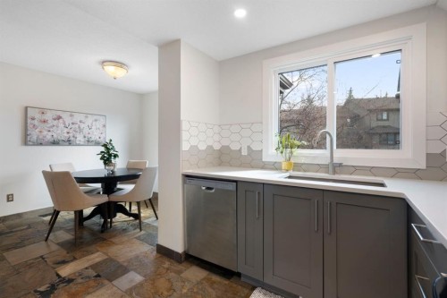 18 Glamis Gardens Sw, Calgary, AB - Indoor Photo Showing Kitchen