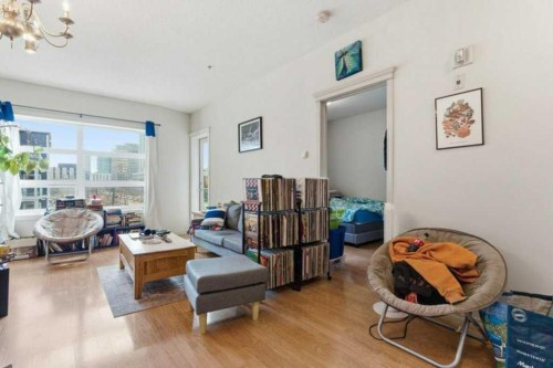 317-333 Riverfront Avenue Se, Calgary, AB - Indoor Photo Showing Living Room
