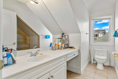 2308 Erlton Place Sw, Calgary, AB - Indoor Photo Showing Bathroom