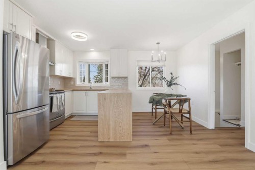 431 Queen Charlotte Drive Se, Calgary, AB - Indoor Photo Showing Kitchen