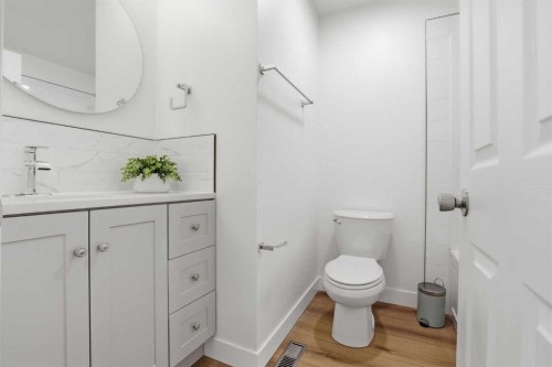 431 Queen Charlotte Drive Se, Calgary, AB - Indoor Photo Showing Bathroom