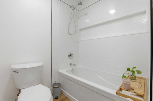 431 Queen Charlotte Drive Se, Calgary, AB - Indoor Photo Showing Bathroom
