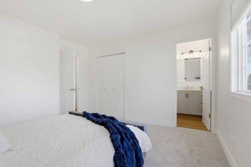 431 Queen Charlotte Drive Se, Calgary, AB - Indoor Photo Showing Bedroom