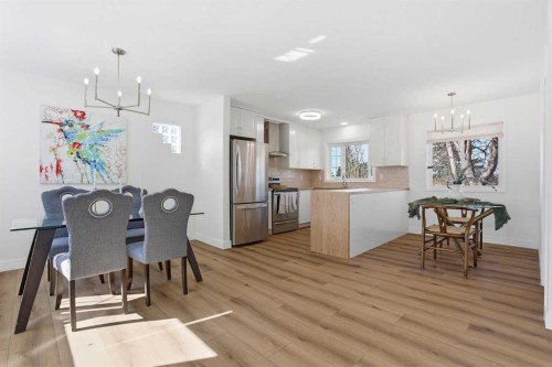431 Queen Charlotte Drive Se, Calgary, AB - Indoor Photo Showing Living Room