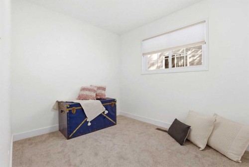 431 Queen Charlotte Drive Se, Calgary, AB - Indoor Photo Showing Other Room