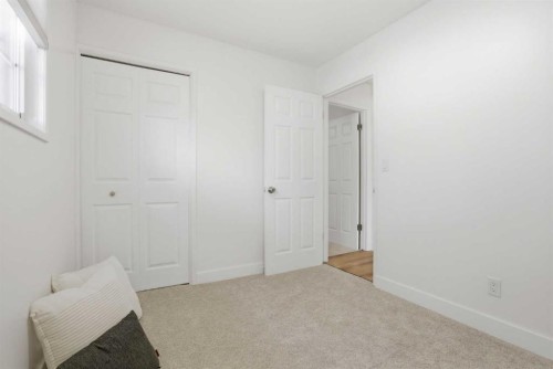 431 Queen Charlotte Drive Se, Calgary, AB - Indoor Photo Showing Other Room