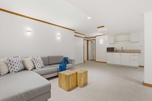 431 Queen Charlotte Drive Se, Calgary, AB - Indoor