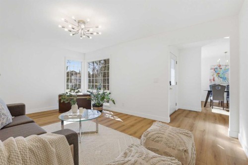 431 Queen Charlotte Drive Se, Calgary, AB - Indoor Photo Showing Living Room