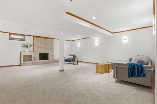 431 Queen Charlotte Drive Se, Calgary, AB - Indoor