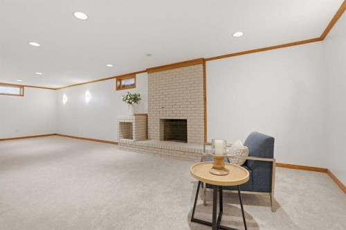 431 Queen Charlotte Drive Se, Calgary, AB - Indoor Photo Showing Other Room