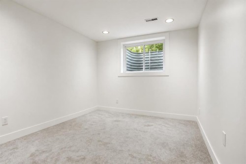 431 Queen Charlotte Drive Se, Calgary, AB - Indoor Photo Showing Other Room
