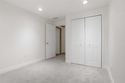 431 Queen Charlotte Drive Se, Calgary, AB - Indoor Photo Showing Kitchen
