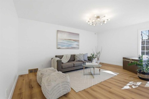 431 Queen Charlotte Drive Se, Calgary, AB - Indoor Photo Showing Living Room
