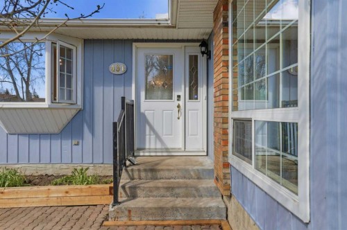 431 Queen Charlotte Drive Se, Calgary, AB - Indoor Photo Showing Other Room