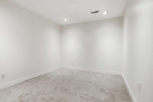 431 Queen Charlotte Drive Se, Calgary, AB - Indoor