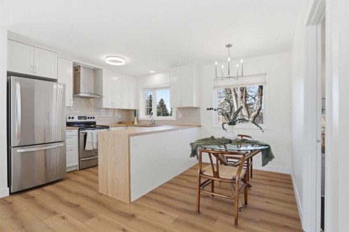 431 Queen Charlotte Drive Se, Calgary, AB - Indoor Photo Showing Kitchen