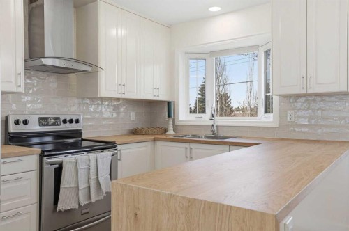 431 Queen Charlotte Drive Se, Calgary, AB - Indoor Photo Showing Kitchen
