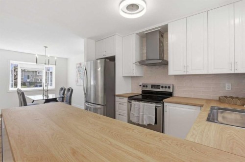 431 Queen Charlotte Drive Se, Calgary, AB - Indoor Photo Showing Kitchen