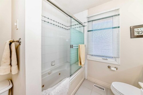 123 Varsity Estates Grove Nw, Calgary, AB - Indoor Photo Showing Bathroom