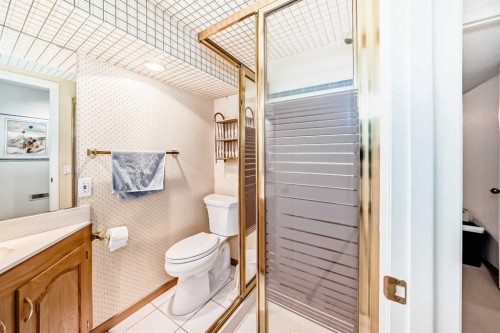 123 Varsity Estates Grove Nw, Calgary, AB - Indoor Photo Showing Bathroom
