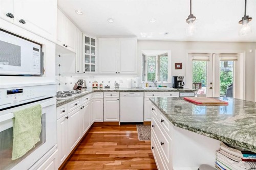 123 Varsity Estates Grove Nw, Calgary, AB - Indoor Photo Showing Kitchen With Double Sink