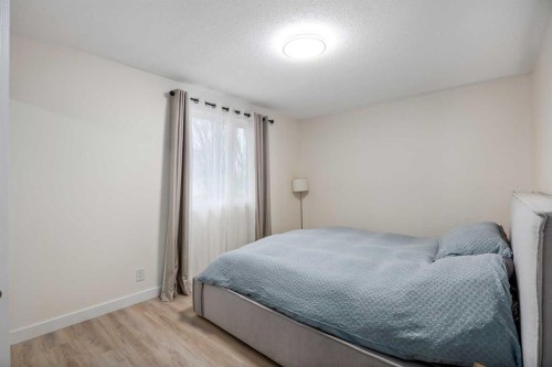 1305 10 Avenue Se, High River, AB - Indoor Photo Showing Bedroom