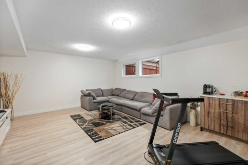 1305 10 Avenue Se, High River, AB - Indoor