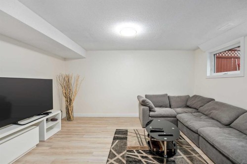 1305 10 Avenue Se, High River, AB - Indoor Photo Showing Living Room