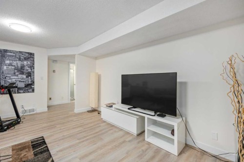 1305 10 Avenue Se, High River, AB - Indoor