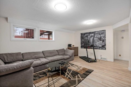 1305 10 Avenue Se, High River, AB - Indoor Photo Showing Living Room
