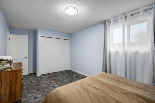 1305 10 Avenue Se, High River, AB - Indoor Photo Showing Bedroom